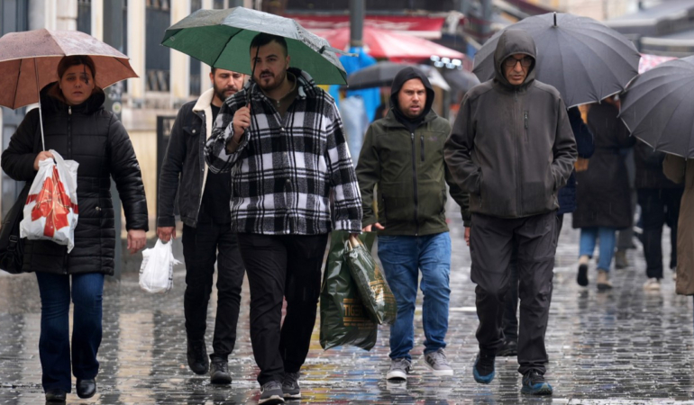 yagmur-satislari-patlatti-semsiye-talebi-3-gunde-yuzde-179-firladi-Q2LiRZMH.jpg