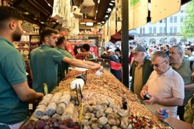 bayram-alisverisi-icin-tarihi-yarimadaya-akin-ettiler-VPnYMd1P.jpg