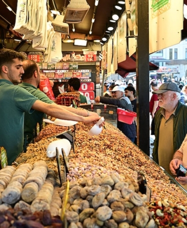 bayram-alisverisi-icin-tarihi-yarimadaya-akin-ettiler-VPnYMd1P.jpg