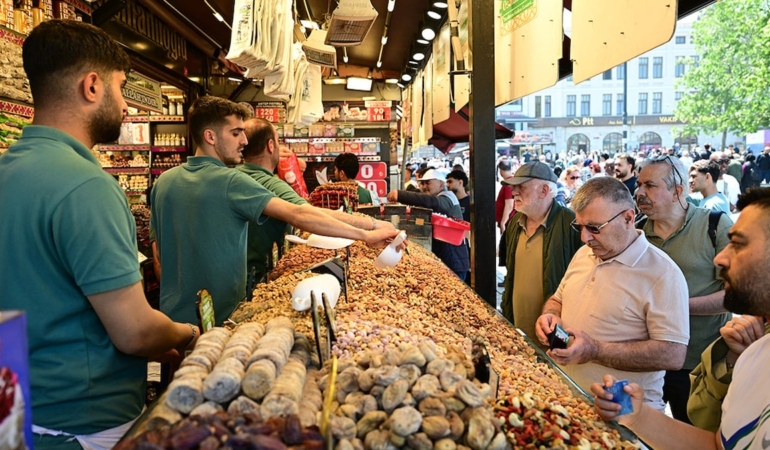 bayram-alisverisi-icin-tarihi-yarimadaya-akin-ettiler-VPnYMd1P.jpg