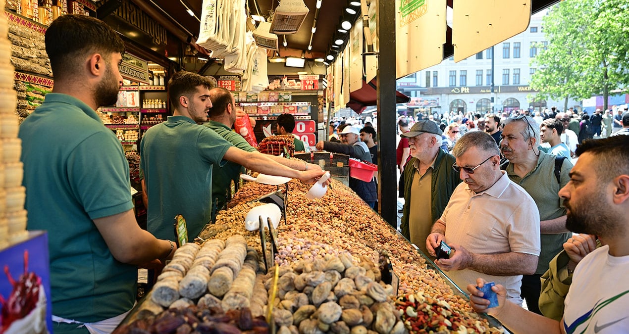 bayram-alisverisi-icin-tarihi-yarimadaya-akin-ettiler-VPnYMd1P.jpg