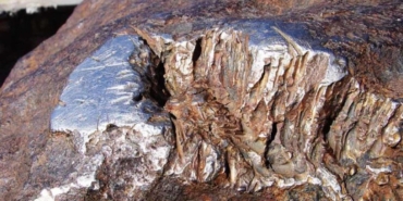 dunyanin-en-buyuk-kayasi-uzayli-cikti-etrafina-bakinca-soku-yasadilar-S1MMHNqN.jpg