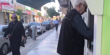 emeklilerden-4-bin-liralik-ikramiye-tepkisi-iki-tane-ceyrek-etmiyor-EKYNRu6X.jpg