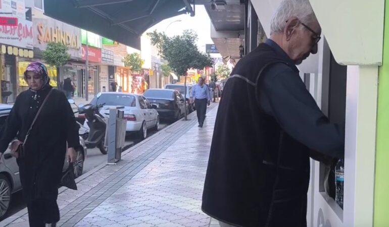emeklilerden-4-bin-liralik-ikramiye-tepkisi-iki-tane-ceyrek-etmiyor-EKYNRu6X.jpg