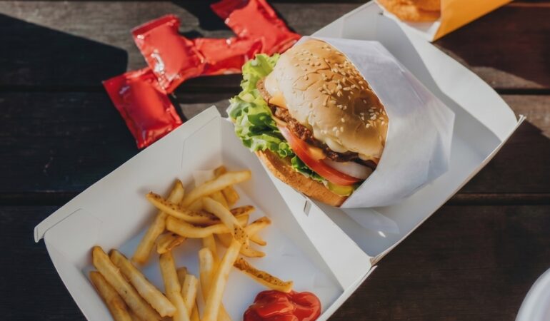 hamburger-devi-49-restoranini-satisa-cikardi-lHLayfiq.jpg