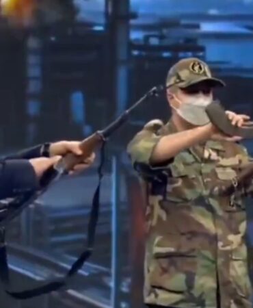 iran-devlet-televizyonu-halka-canli-yayinda-silah-kullanmayi-ogretmeye-basladi-4XJk3YCW.jpg