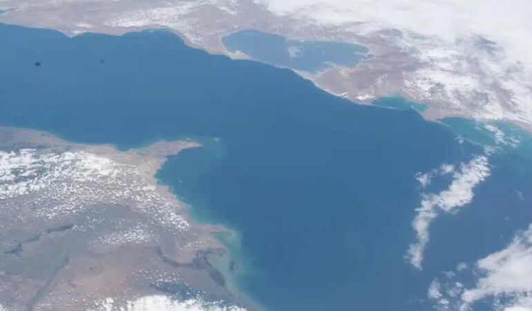 koca-bir-deniz-gozlerimizin-onunde-yok-oluyor-cWaGcgvE.jpg