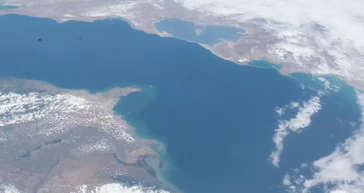 koca-bir-deniz-gozlerimizin-onunde-yok-oluyor-cWaGcgvE.jpg