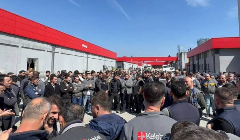 Mobilya işçileri haklarını aramak için eylemde