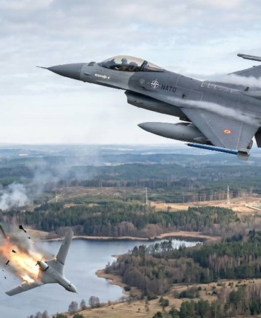 nato-jetleri-son-anda-mudahale-etti-kamikaze-iha-havada-vuruldu-5RTar1yg.jpg