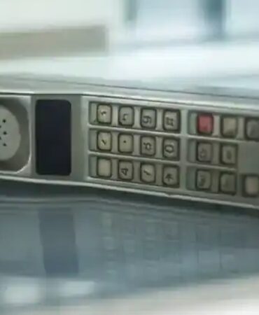 dunyanin-ilk-cep-telefonu-sekil-degistirerek-piyasaya-geri-dondu-we2EGELY.jpg