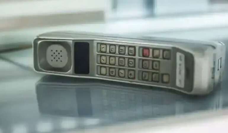 dunyanin-ilk-cep-telefonu-sekil-degistirerek-piyasaya-geri-dondu-we2EGELY.jpg