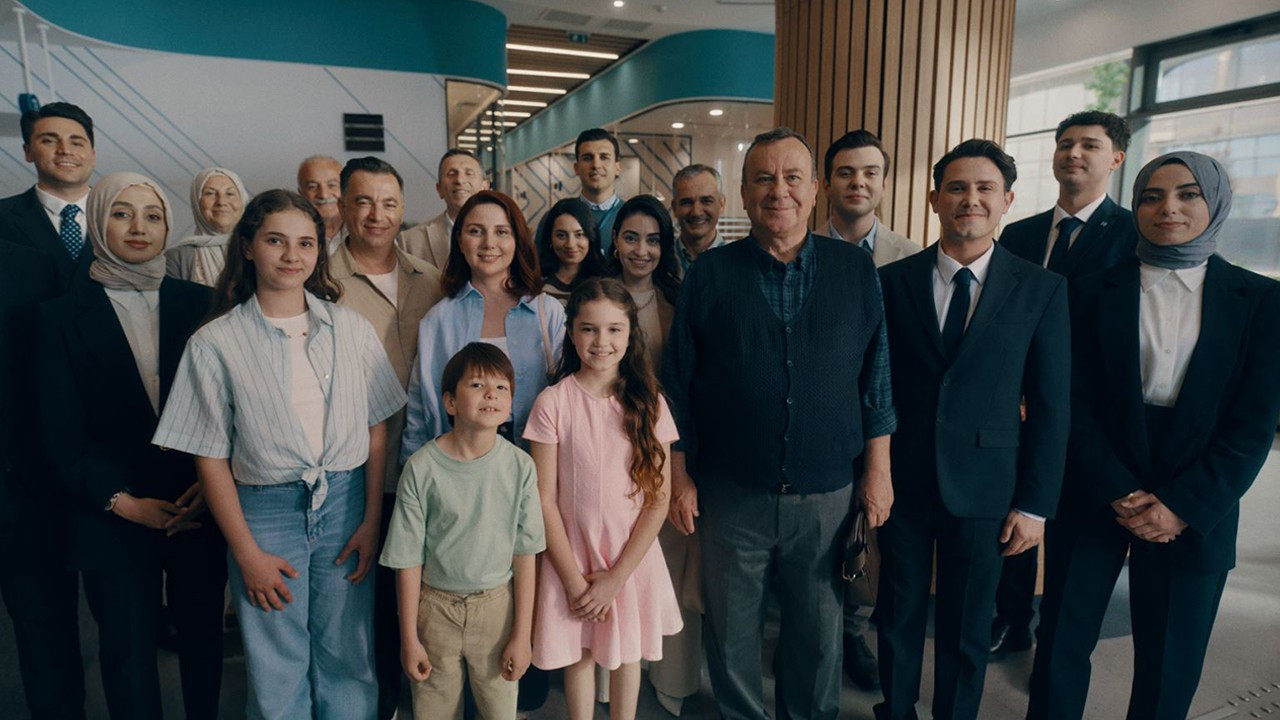 halkbank-88-yilini-basrol-halk-reklam-sinemasiyla-kutluyor-fbOQSAsF.jpg