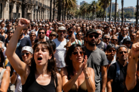 ispanyollar-ayaklandi-turist-istiyoruz-fakat-bu-turlu-degil-xhQnPQSz.jpg