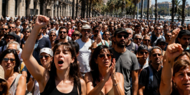 ispanyollar-ayaklandi-turist-istiyoruz-fakat-bu-turlu-degil-xhQnPQSz.jpg
