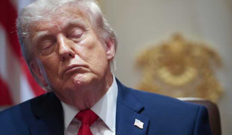 trump-canli-yayinda-uykuya-daldi-sosyal-medya-karisti-AqVQVj1I.jpg