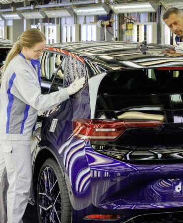 volkswagen-tarihindeki-en-buyuk-personel-kiyimina-hazirlaniyor-KAN3njpz.jpg