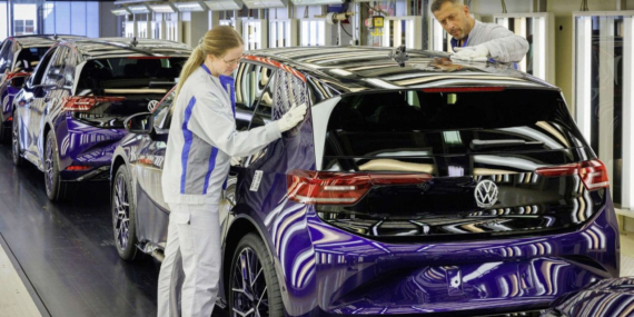 volkswagen-tarihindeki-en-buyuk-personel-kiyimina-hazirlaniyor-KAN3njpz.jpg