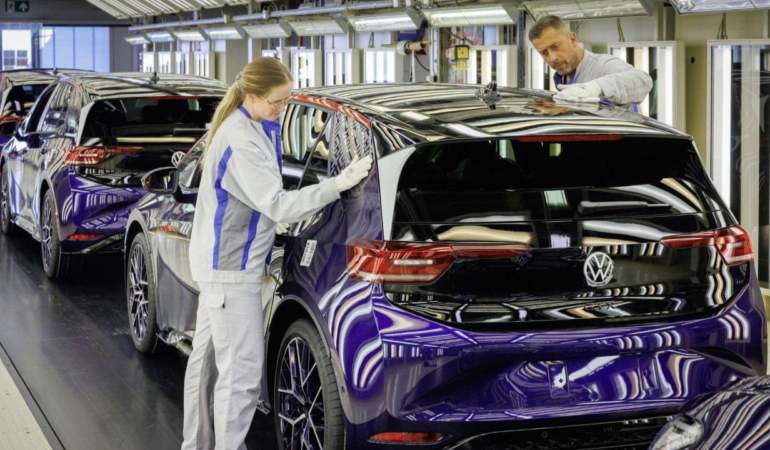 volkswagen-tarihindeki-en-buyuk-personel-kiyimina-hazirlaniyor-KAN3njpz.jpg