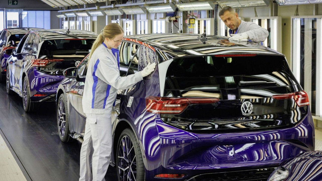 volkswagen-tarihindeki-en-buyuk-personel-kiyimina-hazirlaniyor-KAN3njpz.jpg