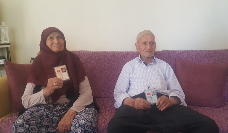 100-yasindaki-cift-uzun-yasamanin-sirrini-acikladi-bu-3-seyi-sofradan-eksik-etmiyorlar-OSEt5feT.jpg
