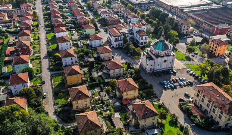 Fabrika için satın aldığı araziyi koca bir şehre çevirdi