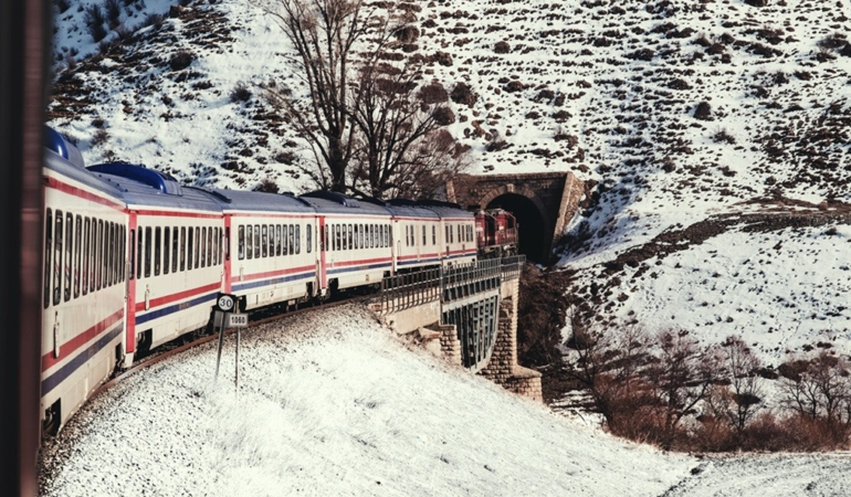 harika-manzaralar-tarih-ve-huzur-turistik-dogu-ekspresiyle-kars-deneyimi-AP8IcUEF.jpg