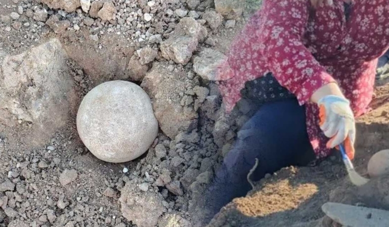 Hiçbir benzeri bulunmayan Greyfurt büyüklüğünde taş küre buldular: 2 teori üzerinde duruyorlar
