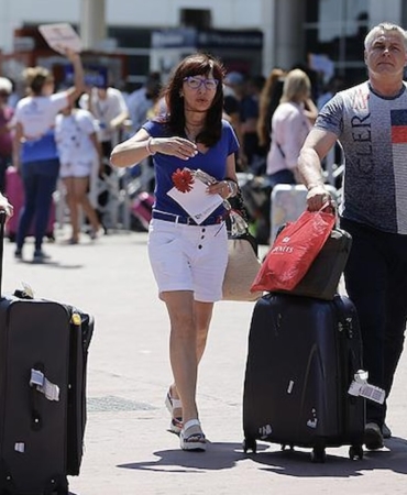 hicbiri-bunu-beklemiyordu-yuzbinlerce-rus-turist-turkiyede-parasiz-kaldi-Rf5AVsOy.jpg