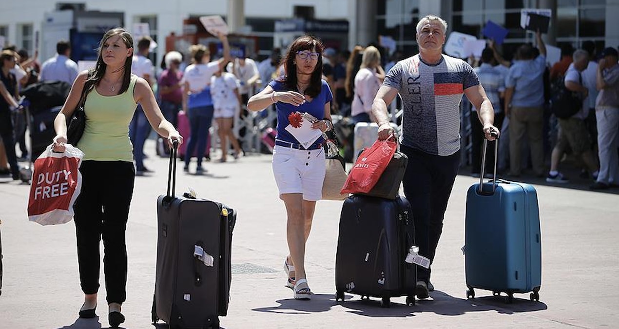 hicbiri-bunu-beklemiyordu-yuzbinlerce-rus-turist-turkiyede-parasiz-kaldi-Rf5AVsOy.jpg