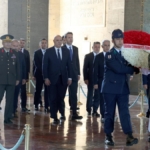 lubnan-cumhurbaskani-ankaraya-geldigi-gibi-anitkabire-celenk-birakti-wBYlqbcT.jpg