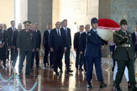 lubnan-cumhurbaskani-ankaraya-geldigi-gibi-anitkabire-celenk-birakti-wBYlqbcT.jpg