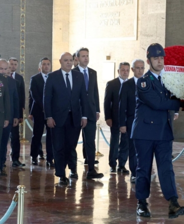 lubnan-cumhurbaskani-ankaraya-geldigi-gibi-anitkabire-celenk-birakti-wBYlqbcT.jpg