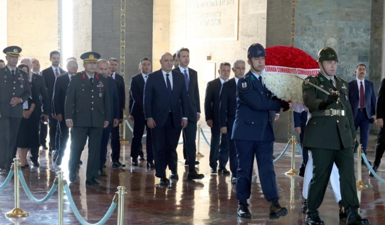 Lübnan Cumhurbaşkanı Ankara’ya geldiği gibi Anıtkabir’e çelenk bıraktı