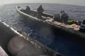 okyanusun-ortasinda-hiz-tekneleriyle-yakaladilar-26-ton-kokain-ele-gecirildi-wlHfcUV5.jpg