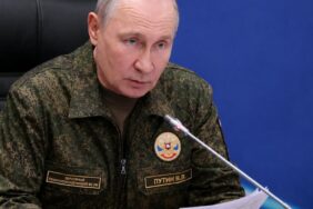 putin-nato-zirvesi-oncesi-uniformayi-giydi-govde-gosterisi-yapti-vxVTIBVP.jpg