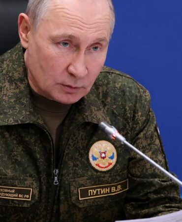 putin-nato-zirvesi-oncesi-uniformayi-giydi-govde-gosterisi-yapti-vxVTIBVP.jpg