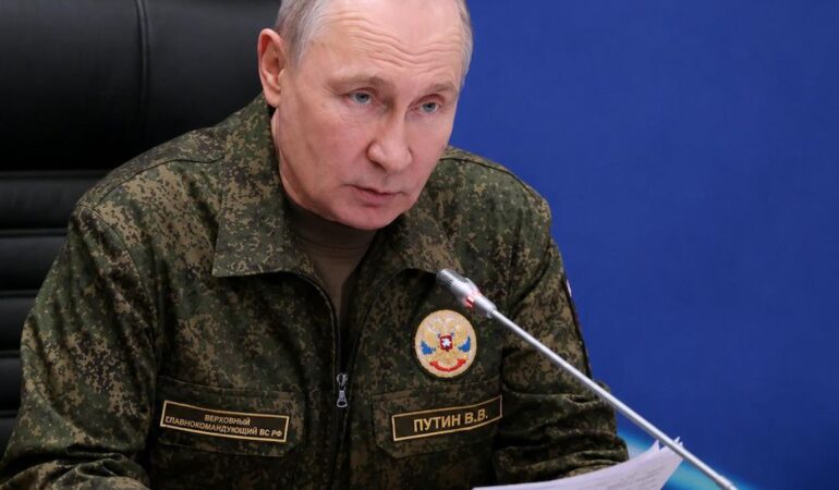putin-nato-zirvesi-oncesi-uniformayi-giydi-govde-gosterisi-yapti-vxVTIBVP.jpg