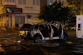 sarj-istasyonunda-elektrikli-araba-yandi-arac-kullanilamaz-hale-geldi-fnCnS8lM.jpg