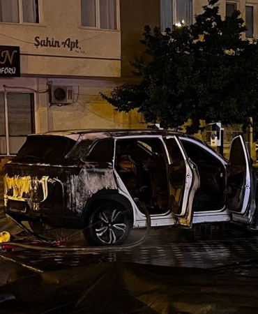 sarj-istasyonunda-elektrikli-araba-yandi-arac-kullanilamaz-hale-geldi-fnCnS8lM.jpg