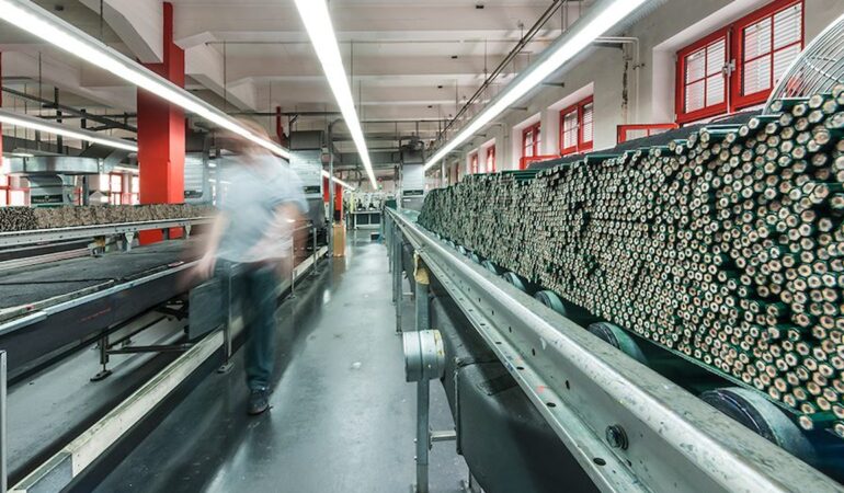 Ülkedeki ormanlara el sürmeden yılda 2 milyar kalem üretiyorlar