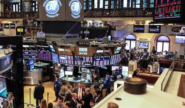 ABD Piyasalarında Karışık Seyir: Dow Rekorunda Jeopolitik Riskler ve Bilanço Dönemi Etkileri
