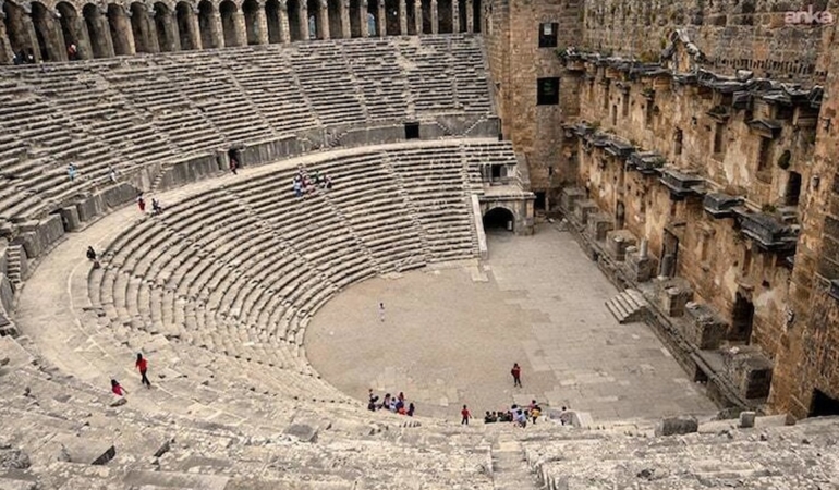 Aspendos’ta Güreşçi Sikkeleri ve Sandık Mezar: Tarihe Mizah Katan Keşif