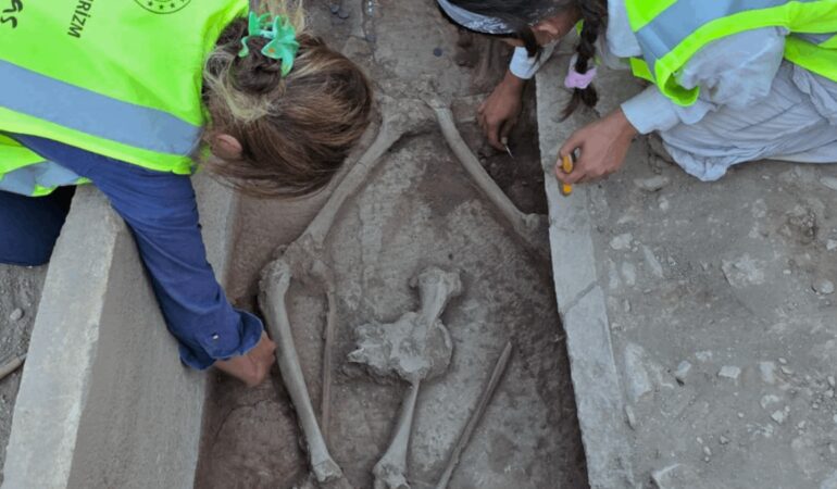 Aspendos’un Gizemli Güreşçisi: 2,400 Yıllık Sandık Mezarın Sırları