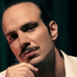 cubbeyi-bir-kenara-birakti-mikrofonu-kapip-sarkiya-daldi-ekinin-iki-hayati-WS4uMa9y.jpg