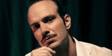 cubbeyi-bir-kenara-birakti-mikrofonu-kapip-sarkiya-daldi-ekinin-iki-hayati-WS4uMa9y.jpg
