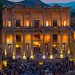 gece-isiklariyla-canlanan-efes-tarihle-dans-eden-bir-yaz-macerasi-RcYY7PF8.jpg