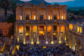 gece-isiklariyla-canlanan-efes-tarihle-dans-eden-bir-yaz-macerasi-RcYY7PF8.jpg