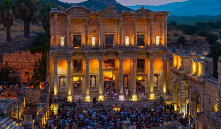 Gece Işıklarıyla Canlanan Efes: Tarihle Dans Eden Bir Yaz Macerası