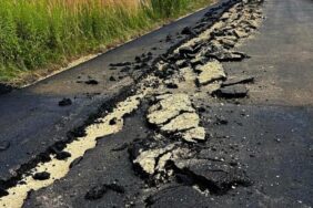 gliwicede-traktor-ofkesi-ciftcinin-asfalt-isyani-200-metrelik-yolu-kullanilamaz-hale-getirdi-OTmSWeRe.jpg